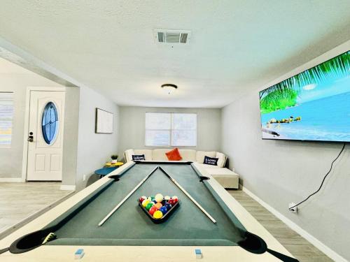 Crystal Lake House | Family-Friendly Retreat with Fire-Pit, Pool Table & Soccer