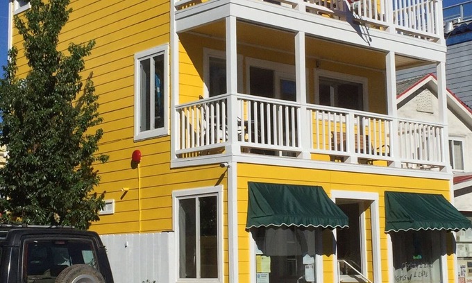 Avalon Villa | Vibrant Ocean View Hotel with Balconies & Kayaks