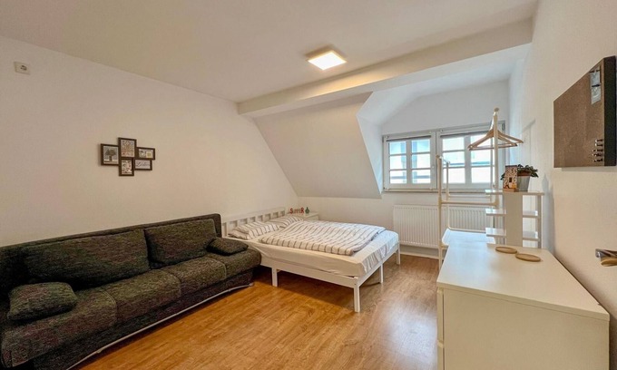 Dreikonigenviertel Bed & Breakfast | Functionally furnished room