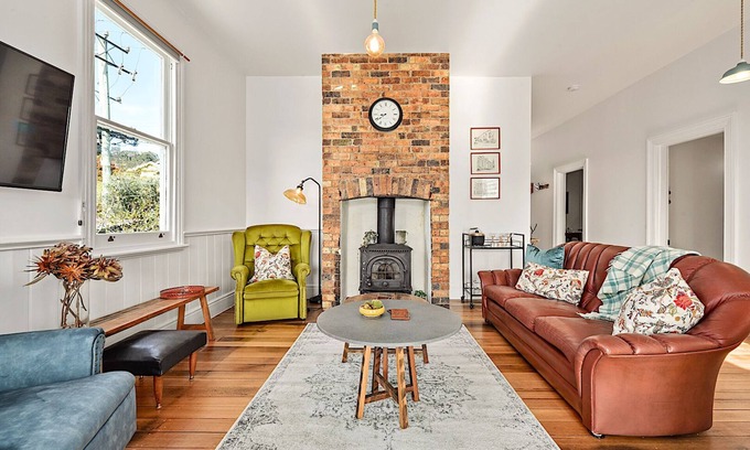South Launceston Cottage | Unique Cottage Retreat in South with Family-Friendly Kitchen