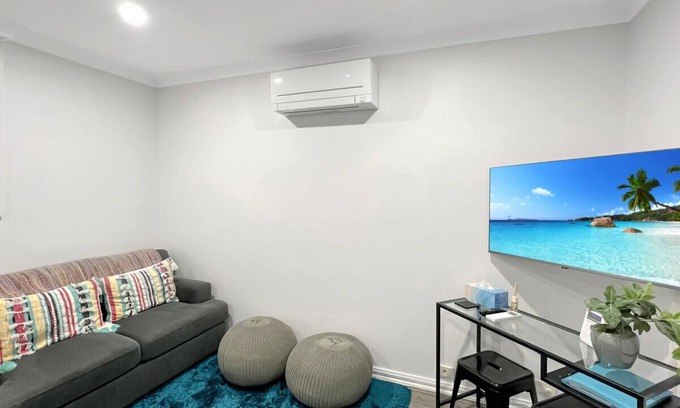 Fitzroy Apartment | Vibrant Fitzroy Apartment Steps from the Excitement