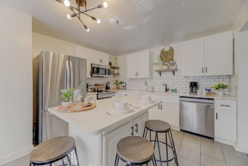 Earlewood House | Unique River Caravan Apartment for Your Next Getaway
