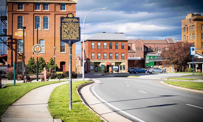 Altoona Apartment | Furn 2nd Flr 1-BR apart 8 mins to UPMC convenient location near downtown Altoona
