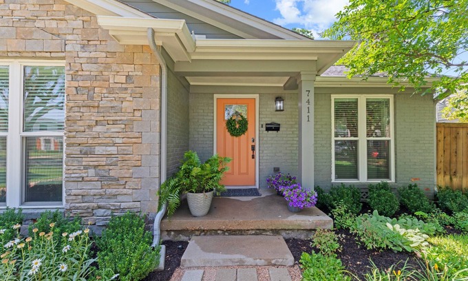 Dallas House | Charming 2 BR Home in Dallas' Bird Streets, Pet-Friendly