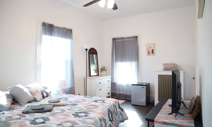 Roxbury Apartment | Charming 3 Bedroom Apartment in Central Boston Awaits!