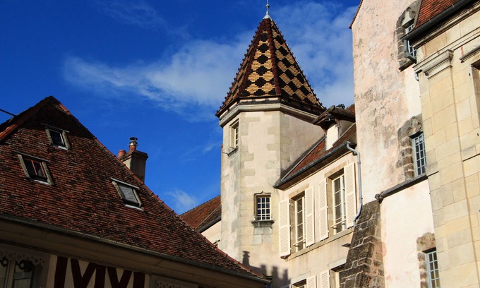 Semur-en-Auxois Apartment | Bright Logis des Gouverneurs Apartment with Pool & Lake View