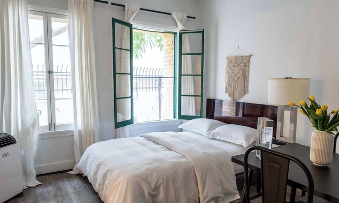 Hollywood Apartment | Modern Bachelor Unit in Hollywood with Kitchen & Family Touches