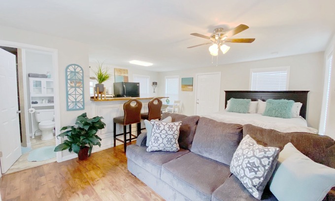 Lakeland Apartment | Top-Rated Blue Door Studio: Steps from Shopping & Lake