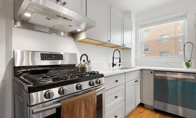Oak Park House | Furnished Charming 2-bedroom 1.5 bath townhome with WiFi, AC in River Forest