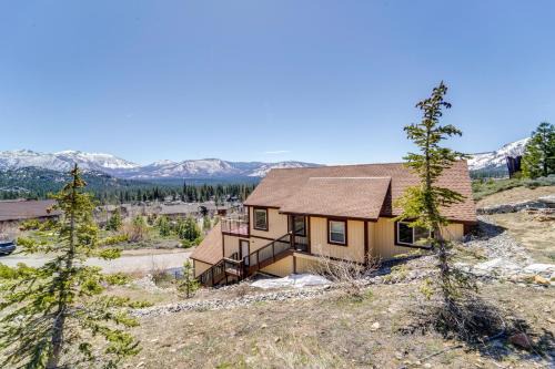 South Lake Tahoe House | Inviting South Lake Tahoe Retreat with Deck & Gas Grill