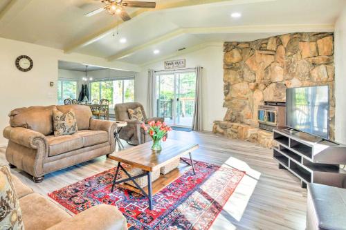 Twain Harte House | Cozy Sherwood Forest Cabin with Deck and Fire Pit Escape