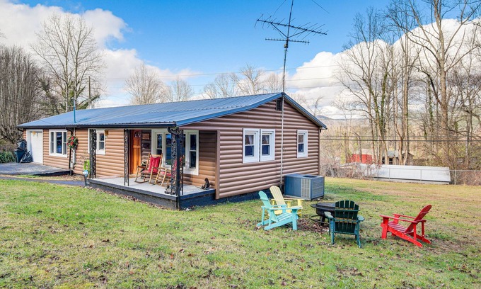 Cosby Cabin | Cozy Cosby Cabin with Deck, Spa & Breakfast Included!