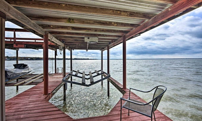 Gun Barrel City Cabin | Relaxing Gun Barrel City Home with Private Deck & Amenities