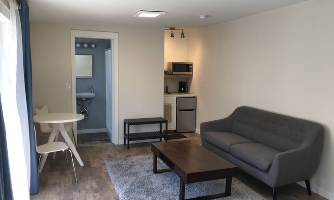Bayview Apartment | Beautiful Detached Garden Cottage with Kitchen & Breakfast