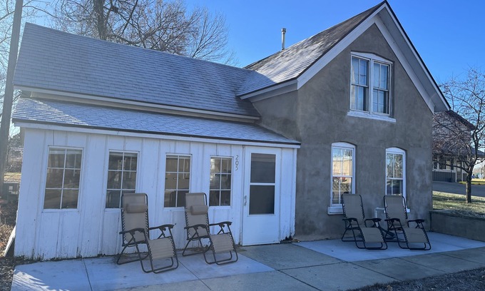 Elysian House | Prime Furnished Rental with Fast Internet & Pool Access