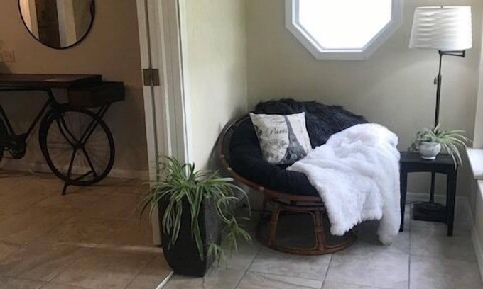 Moodys Apartment | Cozy Short-Term Stay with Pool and Breakfast Amenities