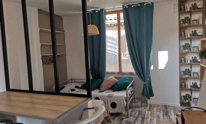 Pont-Saint-Esprit Apartment | Cozy Studio Retreat with Roof Terrace & Spa Amenities