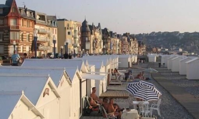Mers-les-Bains Apartment | Oceanfront Studio with Pool & Pet-Friendly Amenities