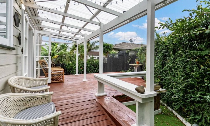 Avondale House | Fusion Family Retreat: Patio, Parking & 10/10 Guest Rating