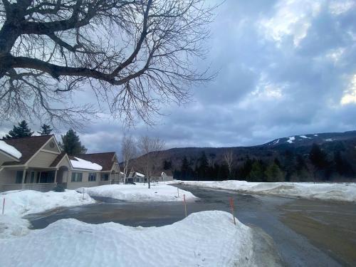 Bretton Woods Apartment | Pet-Friendly Retreat Steps from Golf Course & Mt Washington