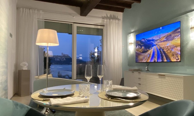 Arona Apartment | Romantic FWL Escape by the Lake with Private Garden Retreat
