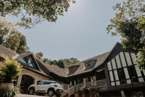Kloof Apartment | Discover "Fyndraai": Your Ideal Family Retreat with Pool