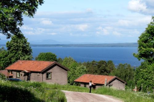 Rattvik Cabin | Cozy Fyrklöverns Stugby: Family & Pet-Friendly Retreat