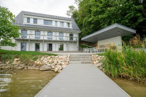 Mocseny Villa | Unforgettable Gátőr Villa: 4-Star Oceanfront Escape