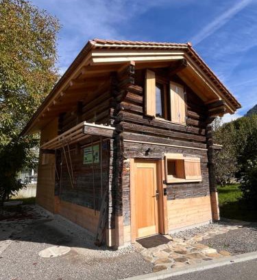 Tscheppach Apartment | Guest Rated 9.7: Oceanfront Gädeli with Family-Friendly Amenities