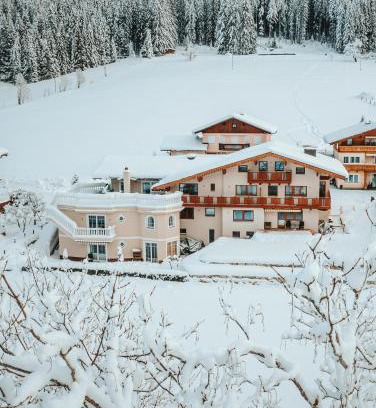 Sankt Martin am Tennengebirge House | Gästehaus Eder: Family-Friendly with Oceanfront Views