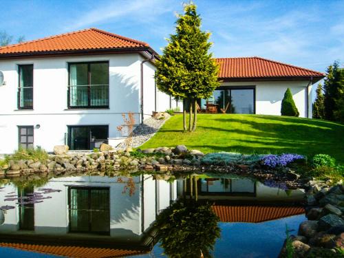 Pingelshagen Apartment | Discover Gästehaus am Paradieshof: Family & Pet Friendly Stay