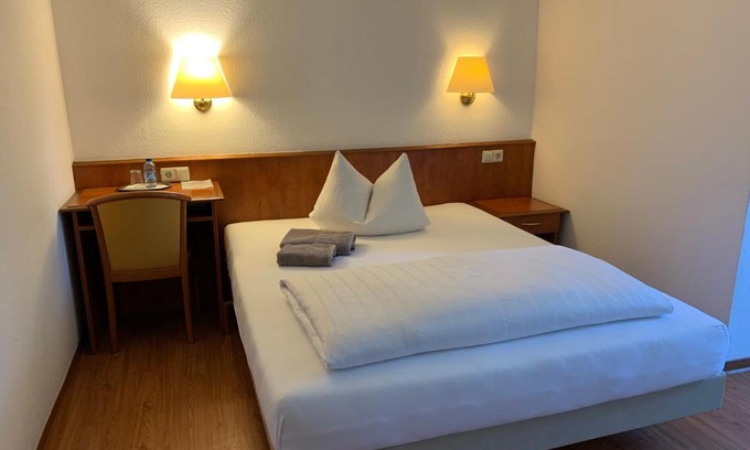 Altlussheim House | Family-Friendly Gästehaus an der Rheinbrücke with Kitchen