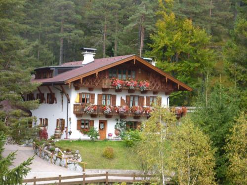Scharnitz House | Gästehaus Arnspitzblick: Family-Friendly Retreat with Breakfast