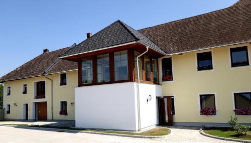 Bad Wimsbach-Neydharting Bed & Breakfast | Gästehaus Watschinger: Family-Friendly with Hot Tub Access