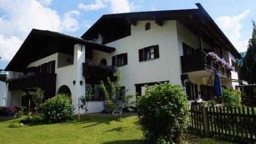Garmisch-Partenkirchen House | Gästehaus Brigitte: Family-Friendly Retreat with Great Reviews