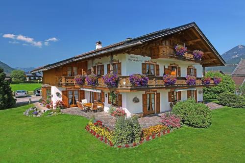 Kruen Apartment | Family-Friendly Retreat at Ferienwohnung Adlerhorst