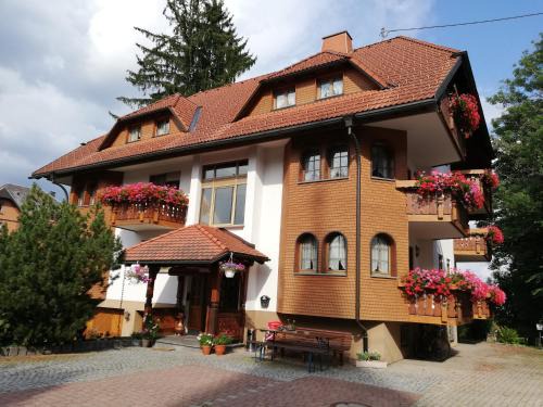 Roetenbach Hotel | Pet and Child Friendly Escape at Gästehaus Rössle