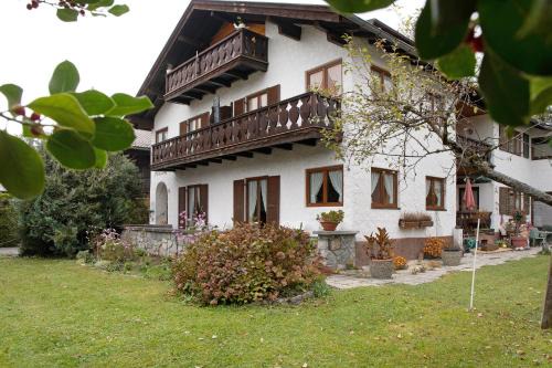 Garmisch-Partenkirchen Apartment | Family-Friendly Gästehaus Arkadia - Perfect for Your Getaway