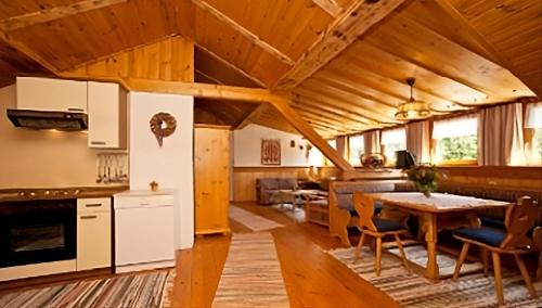 Schiefling am See Apartment | Cozy Gästehaus Erlhof: Perfect for Families and Pets