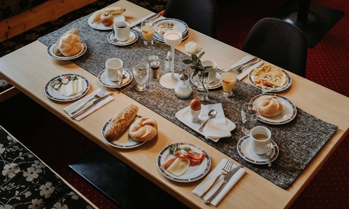 Abtissendorf House | Inviting Gästehaus Feldkirchen: Family-Friendly Stay & Dining