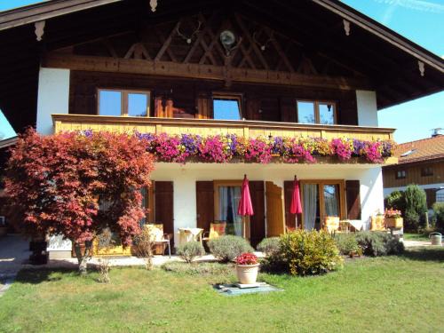 Egern Apartment | Top-Rated Gästehaus Fischer: Family-Friendly Comfort Awaits