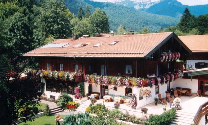 Ettenhausen Apartment | Pet-Friendly Gästehaus Hächer: Family Comfort Awaits