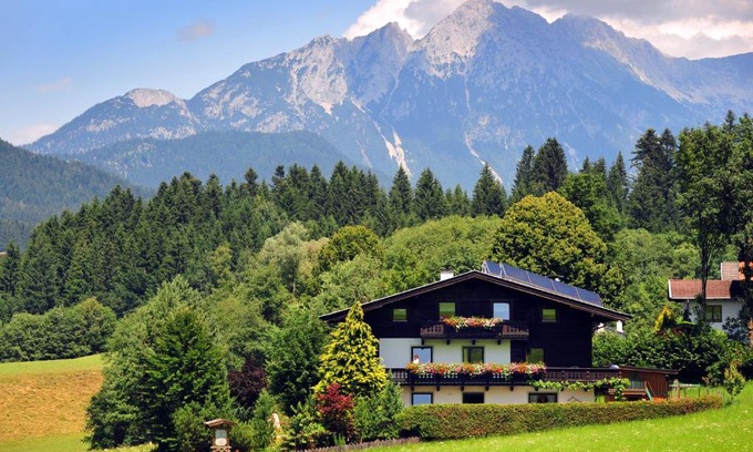Itter Bed & Breakfast | Cozy Gästehaus Hölzl: Family-Friendly with Hot Tub & Breakfast