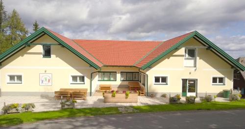 Pack House | Experience Gästehaus Hebalm: Family Retreat with Spa Access