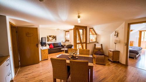 Frohnd Apartment | Guest Rated 10/10! Gästehaus Holzer Kreuz - Mohn Stay