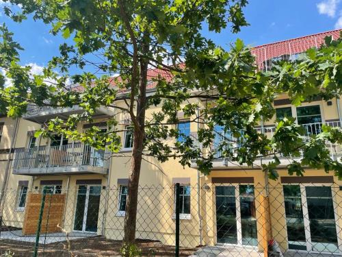 Hoppegarten Apartment | Welcoming Gästehaus Hoppegarten: Pet & Child Friendly Stay