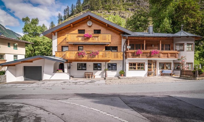 Huben Apartment | Inviting Gästehaus Huben: Pet & Child Friendly Retreat