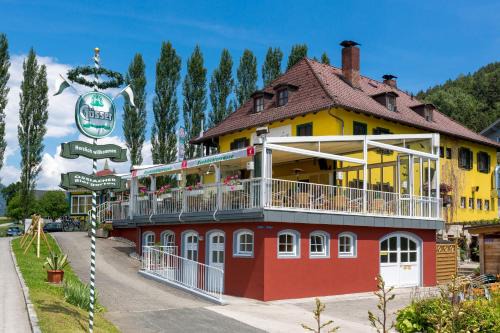 Ossiach House | Gästehaus Krappinger & Pizzeria Mamma Mia: Oceanfront Retreat