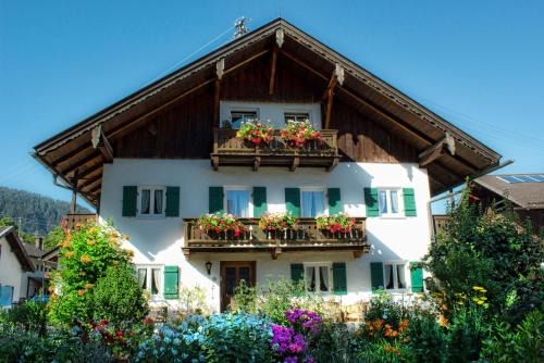 Farchant Apartment | Family-Friendly Gästehaus Marianne - Cozy Ferienwohnung Stay