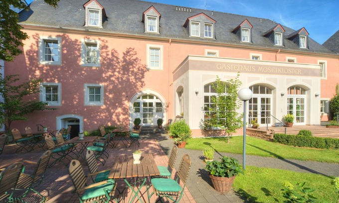 Trittenheim House | Guest Favorite: Gästehaus Moselkloster with Breakfast & Kitchen